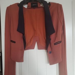 Cut shoulder blazer